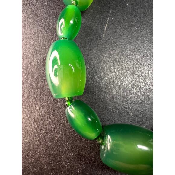 Green onyx beaded necklace with sterling silver toggle clasp - Picture 11 of 16